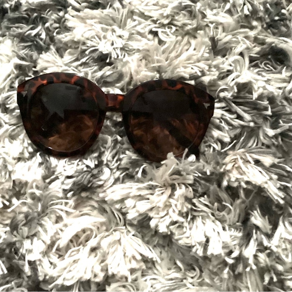 Tortoiseshell Round Sunglasses/Retro-Inspired Oversized Frames